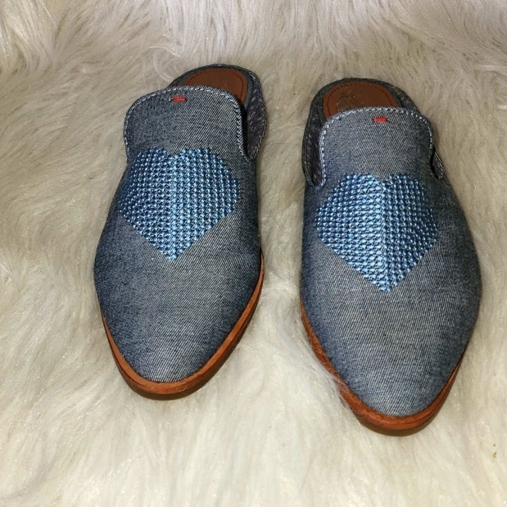ED Ellen Degeneres Blue Klyde Embroidered Heart Mules